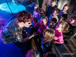organisateur-spectacles-arbre-de-noel-chanteuse-enfants