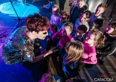 organisateur-spectacles-arbre-de-noel-chanteuse-enfants