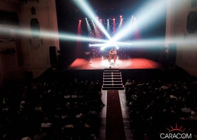 organisateur-spectacles-cirque-jongleurs-en-scene