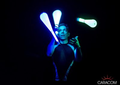 organisateur-spectacles-cirque-jongleurs-neon-3