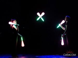 organisateur-spectacles-cirque-jongleurs-neon