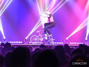 organisation-spectacle-cirque-acrobates-equilibre-velo